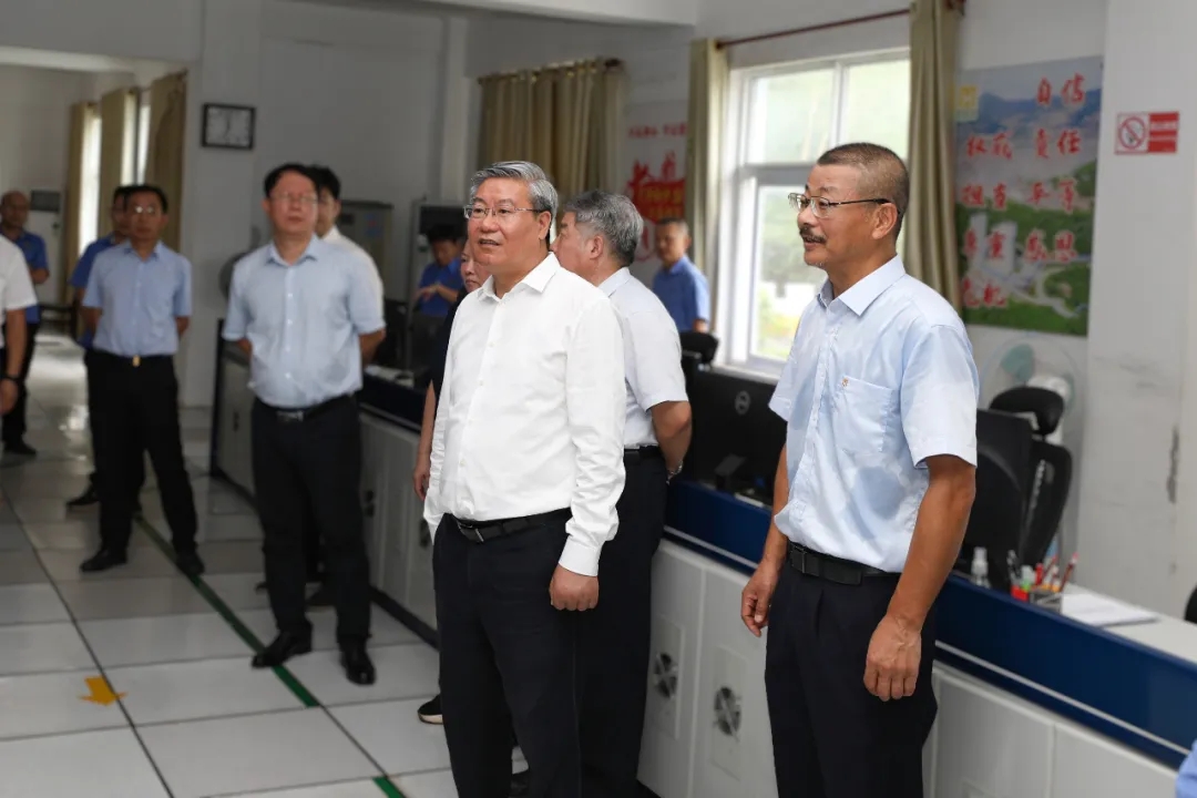 海南省政协主席李荣灿到海南矿业调研3_副本.jpg