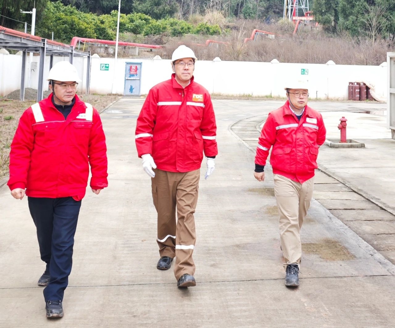 海南矿业总裁滕磊赴洛克石油八角场慰问调研